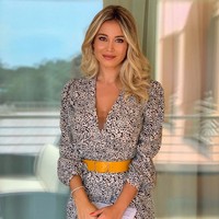 Rekannya sesama jurnalis, Caterina Collovati mengecam Diletta karena mengenakan pakaian seksi. Caterina yang merupakan istri dari mantan pemain sepakbola Fulvio Collovati, mengkritik bahwa Diletta sengaja memilih pakaian yang memperlihatkan lekuk tubuhnya untuk mencari perhatian penggemar sepakbola. Foto: Instagram