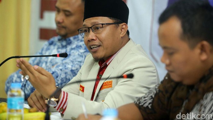 (kiri) Ketua Perkumpulan Kader Bangsa Dimas Oki Nugroho dan  Ketum PP Pemuda Muhammadiyah Cak Nanto berbicara saat berlangsungnya diskusi literasi politik seri ke 2 dengan tema Proyeksi Kebijakan Pengembangan Sumber Daya Manusia pada Pemerintahan Jokowi-Maaruf Amin yang berlangsung di  PP Pemuda Muhammadiyah, Jakarta, Jumat (18/10/2019). Menurut para pembicara, pada pemerintahan kedua Jokowi mendatang ada baiknya diisi dengan penggabungan antara profesional partai politik dan anak muda di berikan ruang sebesarnya untuk bersama memajukan bangsa.