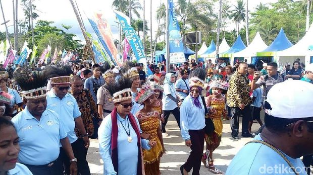 Menteri Yohana Yembise Buka Festival Pesona Bahari Raja Ampat