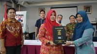  Usai dialog, pihak kampus akhirnya memberikan ijazah ke Siti.
