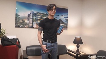 Vokalis Yovie & Nuno, Pradikta Wicaksono mengaku puas dengan kamera yang diusung Oppo Reno2 F. Dikta berencana membuat konten dari smartphone ini. (Hilda Meilisa Rinanda/detikcom)