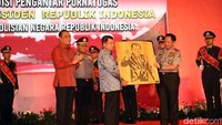 JK menerima karikatur dari Kapolri.