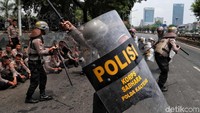 Sejumlah personel kepolisian bersiaga di kawasan depan Gedung DPR, Jakarta, Jumat (18/10).