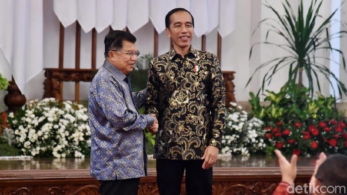 Presiden Jokowi menggelar acara perpisahan dengan Wapres Jusuf Kalla dan Menteri Kabinet Kerja. Jokowi dan JK sempat cipika-cipiki dalam acara perpisahan tersebut.