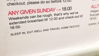 Suka bangun kesiangan di hari Minggu? Di hotel ini sama sekali tak jadi masalah. Sarapan bisa jam 12 siang dan waktu check out pun boleh pukul 18.00. Asyik kan? (Foto: via Boredpanda)