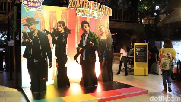 Wahana Zombieland Double Tap akan mengajak pengunjung bertualang seakan masuk ke dalam karakter empat tokoh utama film tersebut, yaitu Colombus, Wichita, Tallahasse, dan Little Rock. (Rico Bagus/detikcom) Wahana Zombieland Double Tap akan mengajak pengunjung bertualang seakan masuk ke dalam karakter empat tokoh utama film tersebut, yaitu Colombus, Wichita, Tallahasse, dan Little Rock. (Rico Bagus/detikcom)