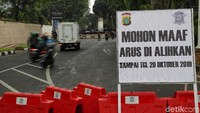 Dengan adanya penutupan ruas Jalan Gatot Subroto tersebut, kendaraan yang mengarah ke Slipi lewat depan Gedung DPR akan dialihkan ke kiri ke Jalan Gerbang Pemuda dan seterusnya.