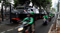 Polisi menutup akses Jalan Gatot Subroto menuju ke Gedung DPR. Penutupan diberlakukan hingga selesai pelantikan presiden dan wakil presiden 20 Oktober 2019.