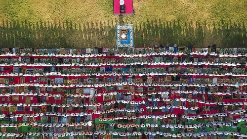 Umat Muslim di Lombok ramai berkumpul di Lapangan Bumi Gora Kantor Gubernur NTB. Mereka melaksanakan salat minta hujan (Istiqsa) imbas kemarau panjang.