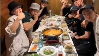 Bersama teman-temannya ia juga menikmati mie dalam hot pot. Lengkap dengan tambahan sayur dan saus. Foto: Instagram @oohsehun