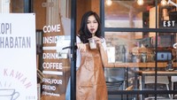 Ngopi buank ☕️, tulis Eriska di keterangan foto. Nah, seperti ini kira-kira tampilan Eriska saat dirinya jadi barista. Foto: Instagram eriskanakesya