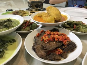 Sengatan Pedas Sambal Devil hingga Makanan Minang Mantap Bikin Laper