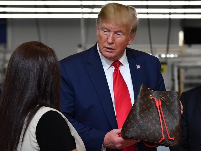 Presiden Trump di pabrik Louis Vuitton. (Foto: Nicholas Kamm / AFP) Presiden Trump di pabrik Louis Vuitton. (Foto: Nicholas Kamm / AFP)
