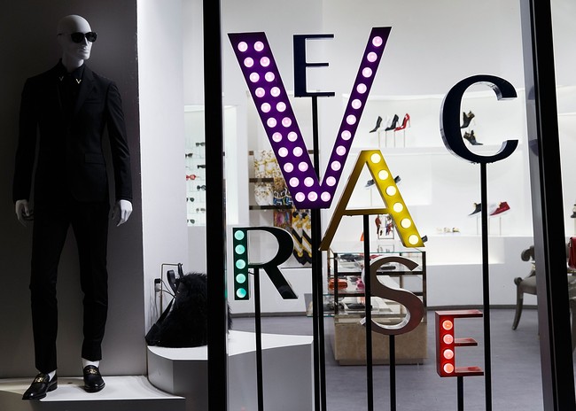 Rumah mode Versace menjadi favorit selebriti yang ingin tampil bold dan seksi di karpet merah. Namun, tak sedikit yang bingung membaca nama Versace. Kebanyakan membacanya ‘Versaci’, namun sebenarnya dibaca ‘Vur-sah-tcheh’. (Foto: Getty Images)