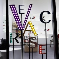 Rumah mode Versace menjadi favorit selebriti yang ingin tampil bold dan seksi di karpet merah. Namun, tak sedikit yang bingung membaca nama Versace. Kebanyakan membacanya ‘Versaci’, namun sebenarnya dibaca ‘Vur-sah-tcheh’. (Foto: Getty Images)