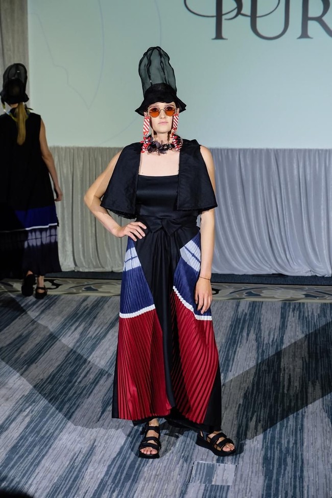 Label busana Purana menampilkan koleksinya di ajang Africa Fashion Exchange (AFX), Durban, Afrika pada 18 Oktober 2019. Salah satu koleksi andalan yang ditampilkan adalah hybrid outfit. Menurut direktur kreatif Purana, Nonita Respati, busana ini memiliki karakter multi- styling juga multi-sizing dan multifungsi. Salah satu contoh hybrid outfit kreasi Purana adalah gaun yang bisa menjadi outerwear. Foto: dok. Purana