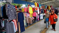 Sejumlah pedagang nampak menggelar lapak dagangan mereka di Skybridge Tanah Abang, Jakarta, Jumat (18/10/2019).