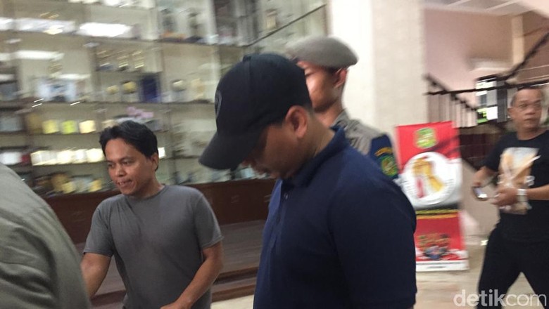Staf Walkot Medan yang Seruduk Penyidik Serahkan Diri ke KPK Staf Walkot Medan yang Seruduk Penyidik Serahkan Diri ke KPK