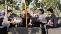 Kalau dilihat dari foto ini, Eriska kelihatan enjoy kumpul bareng teman-teman prianya. Ia ditemani segelas minuman menyegarkan. Foto: Instagram eriskanakesya
