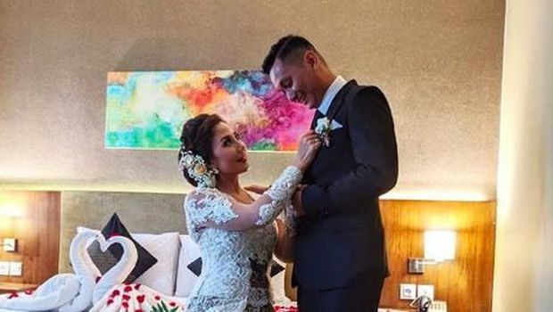 Cerita Bermulanya Cinta Emma Waroka hingga Dinikahi Berondong