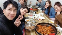 Peace sepertinya jadi gaya andalan Sehun dan teman-temannya saat berpose. Seperti pada momennya ini, di tengah-tengah makannya ini. Foto: Instagram @oohsehun