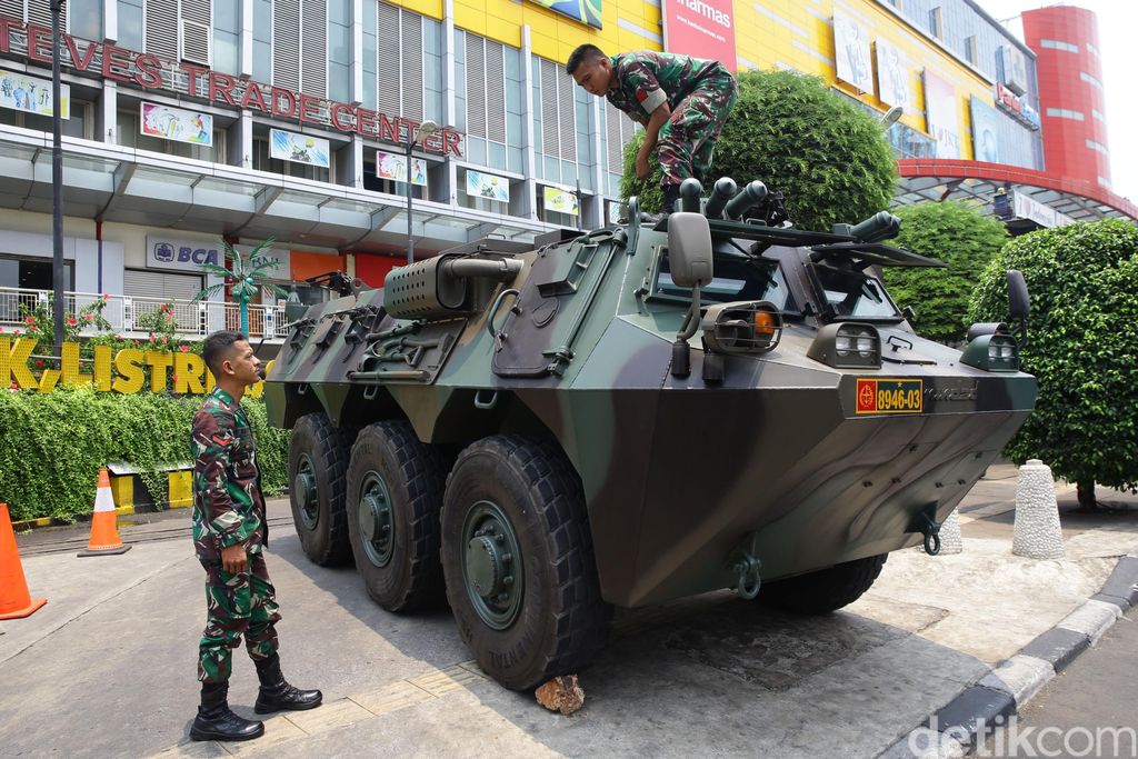 Kendaraan taktis berupa panser Anoa terlihat nampang di LTC Glodok, Jakarta. Jelang pelantikan Presiden, pengamanan beberapa objek vital diperketat.