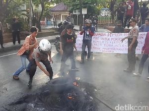Massa Demo di Depan Kampus UIN Makassar Nyaris Ricuh dengan Polisi