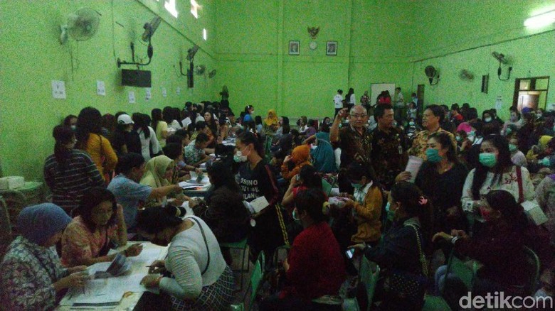 Suasana Saat WPS Antre Santunan Usai Lokalisasi Sunan Kuning Ditutup Suasana Saat WPS Antre Santunan Usai Lokalisasi Sunan Kuning Ditutup