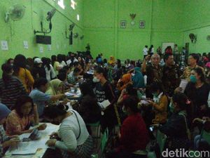 Suasana Saat WPS Antre Santunan Usai Lokalisasi Sunan Kuning Ditutup