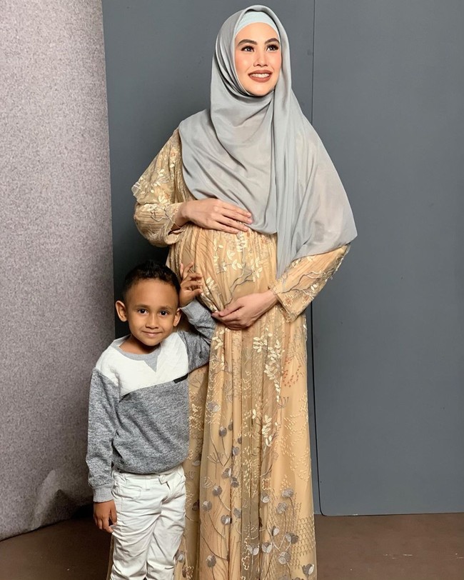 Kartika Putri memutuskan berhijab sejak 10 Februari 2018. Setelah mantap berhijab, artis yang akrab disapa Karput itu menghapus seluruh foto-fotonya di masa lalu. Dia hanya menyisakan beberapa fotonya yang tampil dengan hijab. Foto: instagram @kartikaputriworld.