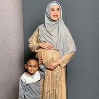 Kartika Putri memutuskan berhijab sejak 10 Februari 2018. Setelah mantap berhijab, artis yang akrab disapa Karput itu menghapus seluruh foto-fotonya di masa lalu. Dia hanya menyisakan beberapa fotonya yang tampil dengan hijab. Foto: instagram @kartikaputriworld.