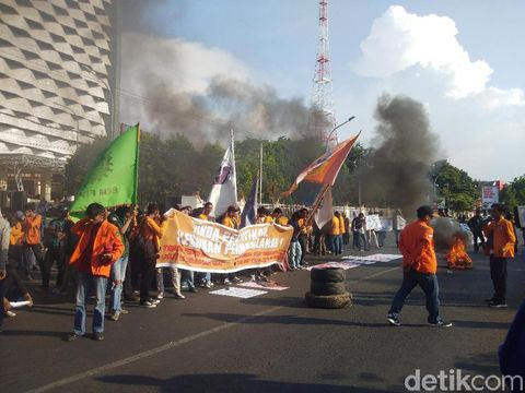 Demo mahasiswa di Jl Pettarani, Makassar, Jumat (18/10)- (Hermawan-detikcom)