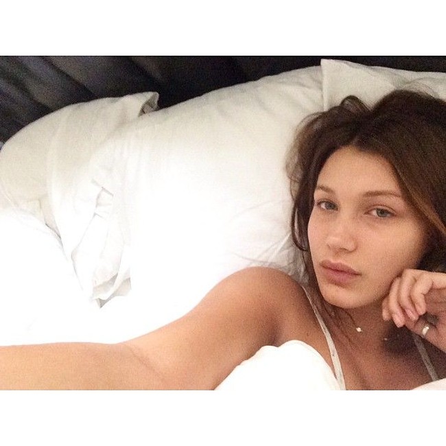 Foto nya yang tanpa makeup banyak dilakukan di tempat tidur. Bella tampak dengan wajah polos tanpa polesan namun tetap cantik, apalagi dengan matanya yang biru. Foto: Instagram