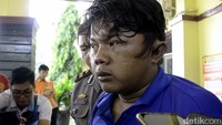 Pelaku pemerkosaan dan pembunuhan sadis seorang wanita difabel di Pekalongan akhirnya dibekuk polisi kemarin. Dalam jumpa pers di Polres Pekalongan, pelaku bernama Jumari (30) ini dihadirkan di hadapan media, Jumat (18/10/2019).