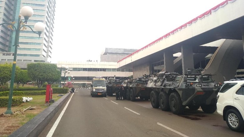 Panser Anoa Mulai Siaga di Kompleks MPR/DPR Jelang Pelantikan Jokowi Panser Anoa Mulai Siaga di Kompleks MPR/DPR Jelang Pelantikan Jokowi