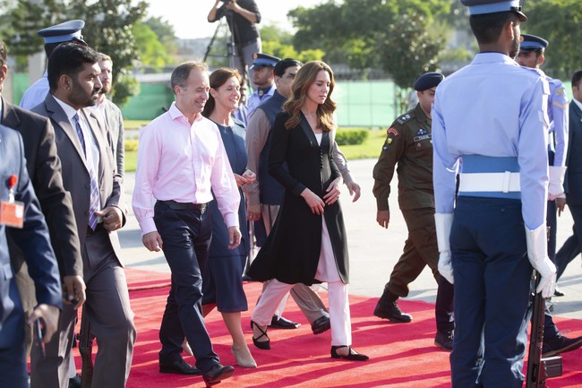 Kate Middleton tampil stylish dengan dress bergaya tunik yang dipadu celana panjang dan sepatu balet. (Foto: Getty Images)