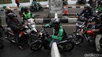 Penutupan jalan membuat sejumlah pemotor mengalami kemacetan.
