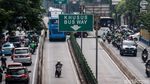 Hindari Razia Polisi, Pemotor Nekat Putar Balik di Jalur Busway