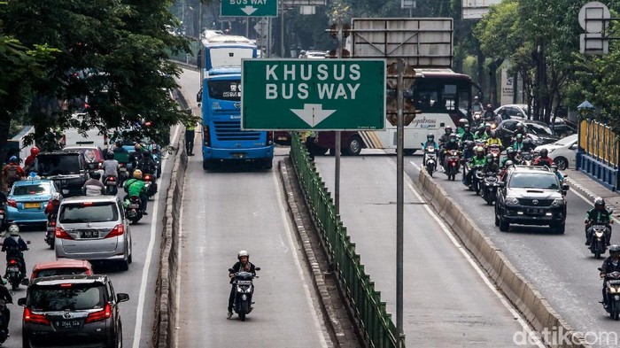 Razia polisi merupakan momok yang ingin dihindari para pemotor di jalanan. Hal itu terlihat saat para pemotor nekat putar balik di busway demi terhindar razia.