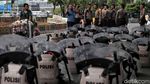 Aksi Personel Polisi Saat Jaga Gedung DPR