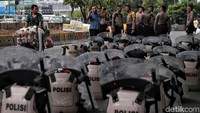 Rompi, tameng dan tongkat polisi tertata rapi.
