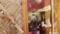 Kegiatan belajar di kelas darurat itu diprediksi masih lama berlangsung. Sebab, renovasi diprediksi rampung pada akhir Desember 2019.