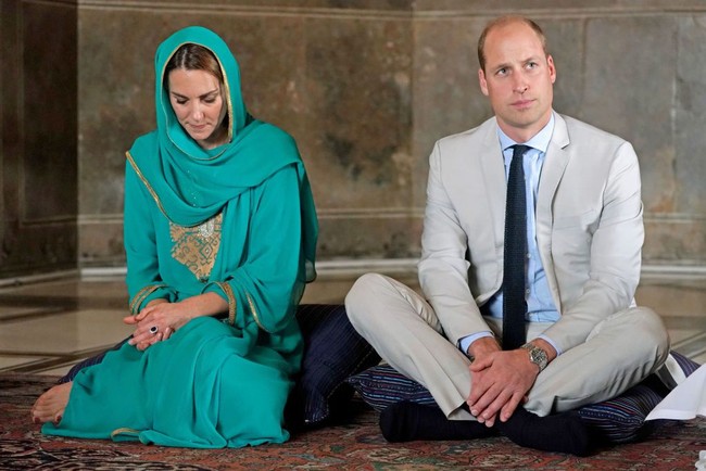 Kate Middleton juga mengenakan dupatta scarf yang dipakainya sebagai kerudung. Scarf warna toska tu memiliki bordiran di sepanjang tepiannya. Foto: Owen Humphreys - Pool/Getty Images