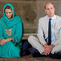 Kate Middleton juga mengenakan dupatta scarf yang dipakainya sebagai kerudung. Scarf warna toska tu memiliki bordiran di sepanjang tepiannya. Foto: Owen Humphreys - Pool/Getty Images