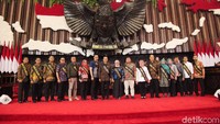 Presiden, Wakil Presiden, Ketua MPR, dan Wakil Ketua MPR yang diperankan oleh peraga melakukan foto bersama.
