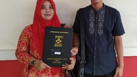 Mungkin di pikran bapak itu enteng, kami itu sudah dikabarkan jauh-jauh hari, bahwa istri akan diwisuda. Dan sudah mendapatkan undangan dan toga. dan yang paling sakit hati, istri sudah melakukan gladi resik. Cukup lah istri saya dan saya yang mengalami, ujar suami Siti, Supriyadi.