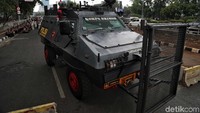 Barracuda terparkir di depan gedung DPR.