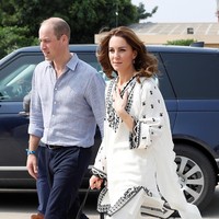 Tunik bernuansa monokromatik menjadi andalan Kate Middleton di hari terakhir kunjungannya ke Pakistan. (Foto: Getty Images)