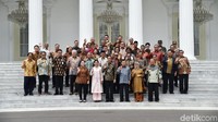 Jokowi juga foto bersama menteri Kabinet Kerja.