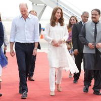 Dalam sebuah kesempatan, Kate Middleton anggun berbalut tunik putih yang dipadankan dengan heels nude dan clutch senada. (Foto: Getty Images)